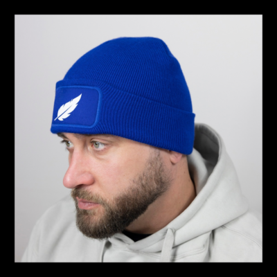 Bonnet Bleu avec Plume en blanc – Image 4