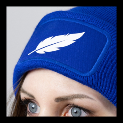 Bonnet Bleu avec Plume en blanc – Image 3