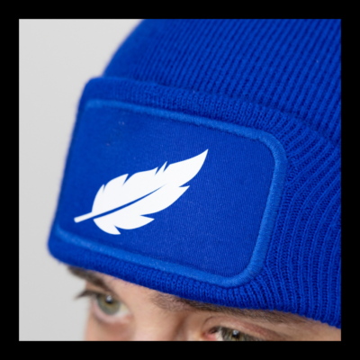 Bonnet Bleu avec Plume en blanc – Image 2