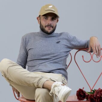 Pull Gris col roulé Unisexe avec Plume Brodée en noire