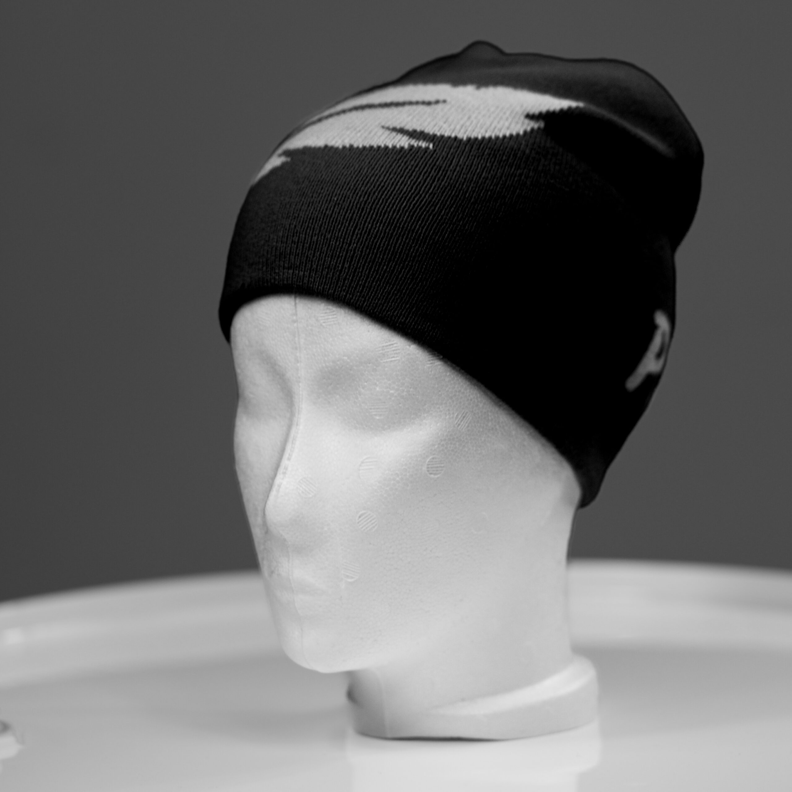 Bonnet en tricot noir et blanc – La Plume – Image 4