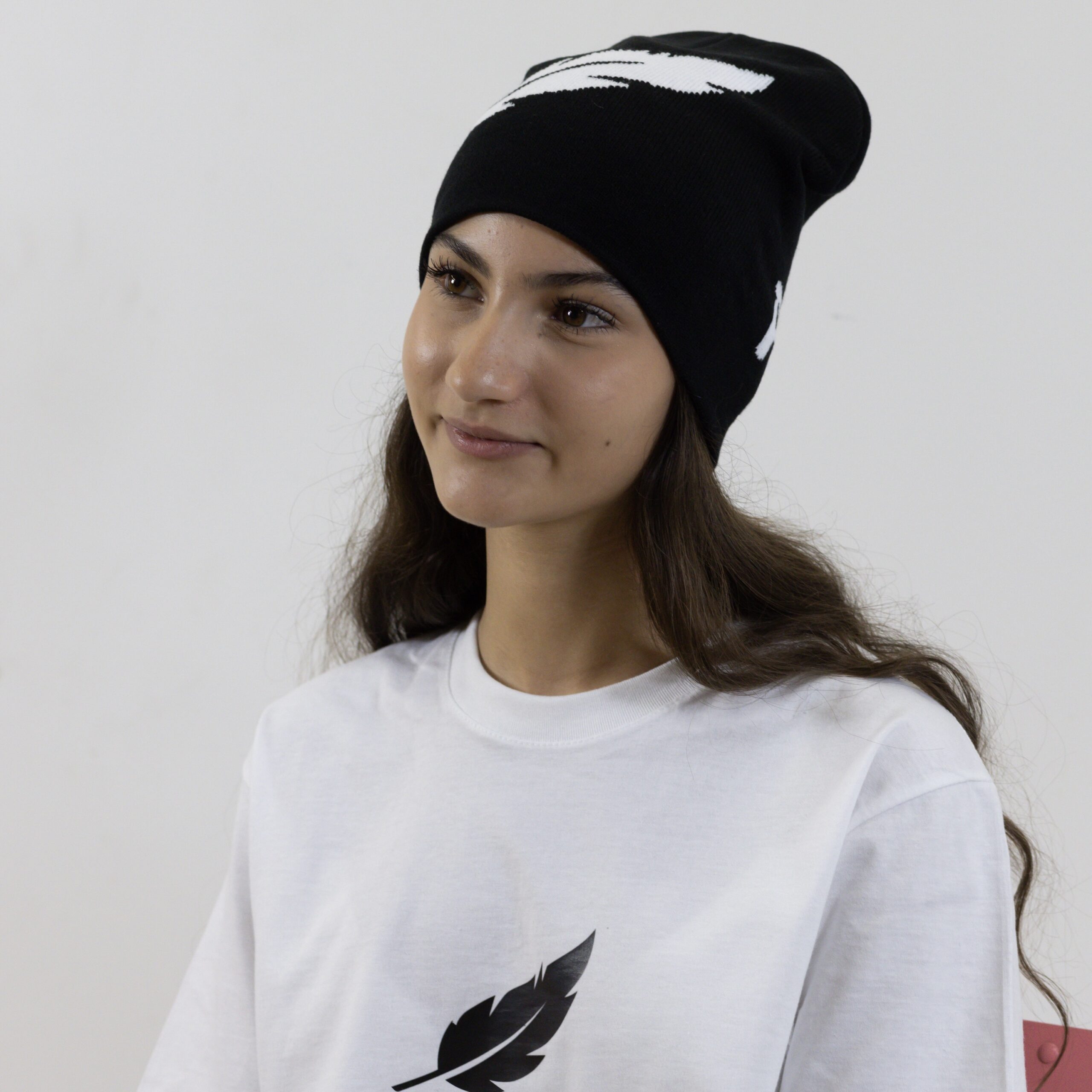 Bonnet en tricot noir et blanc – La Plume – Image 3