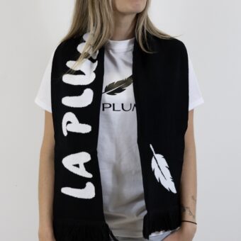 Écharpe en tricot noir et blanc – La Plume
